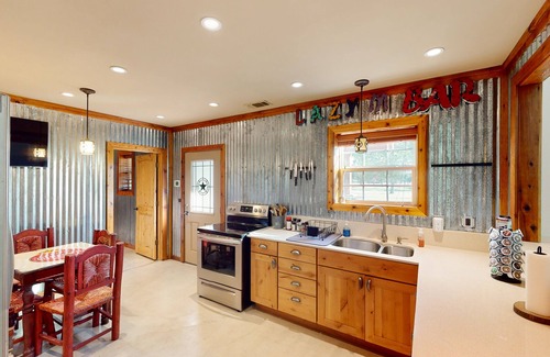 Bandera Cabina | Ranch Lodge on 100+ Acres with Exotic Wildlife, Fishing Ponds & Game Room