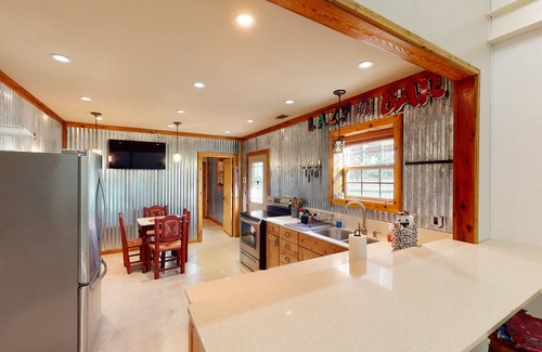Bandera Cabina | Ranch Lodge on 100+ Acres with Exotic Wildlife, Fishing Ponds & Game Room