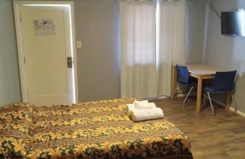 Central Colorado Springs Hotel | Ranch motel