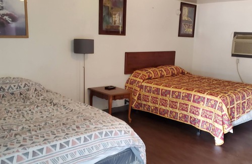 Central Colorado Springs Hotel | Ranch motel