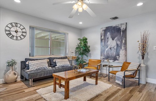 Lake Worth Casa | Ranch Style w/Lush Courtyard & Grill, Full Kitchen- 5 Min to Beach