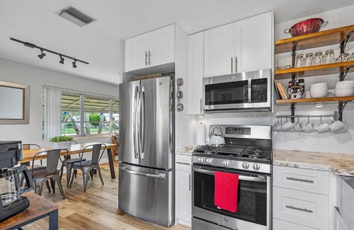 Lake Worth Casa | Ranch Style w/Lush Courtyard & Grill, Full Kitchen- 5 Min to Beach