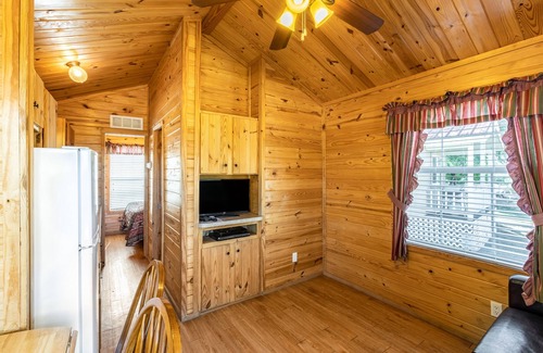 Santa Barbara Cabina | Rancho Oso RV & Camping Resort