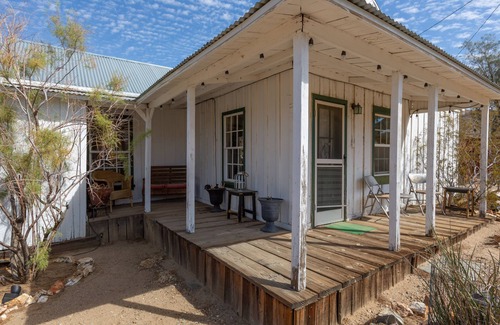California Desert Cabina | Randsburg historical rectory 3 bedroom home