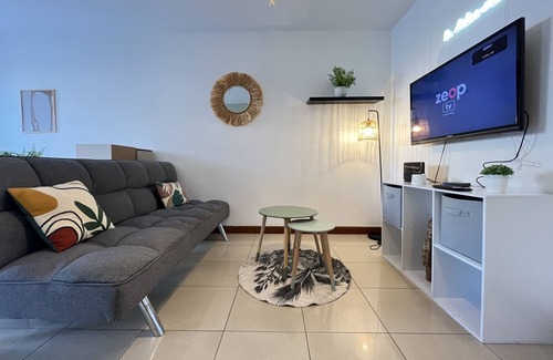 Sainte-Clotilde Centre Apartamento | Raphael, T2 apartment with terrace and landscaped garden