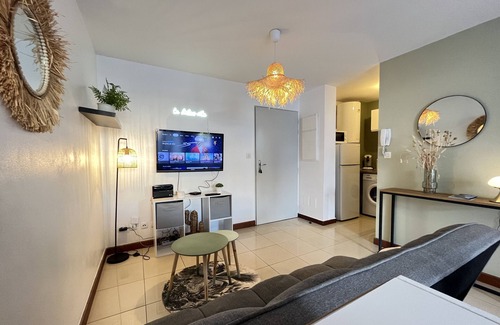 Sainte-Clotilde Centre Apartamento | Raphael, T2 apartment with terrace and landscaped garden