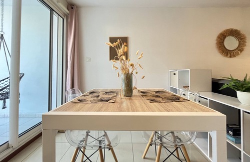 Sainte-Clotilde Centre Apartamento | Raphael, T2 apartment with terrace and landscaped garden