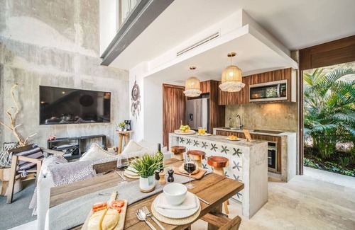 Playa Paraiso Condominio | Rare 1BR Swim Up w/ Cenote | Osmosis | Gym | Desk