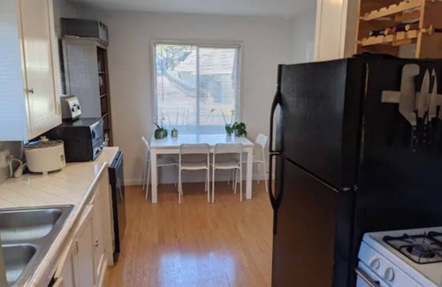 Capitola Casa | Rare 3 br in Capitola Village with 5pm checkout Jan-Apr+Parking!