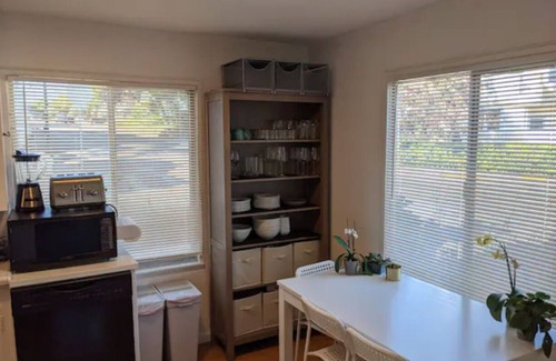 Capitola Casa | Rare 3 br in Capitola Village with 5pm checkout Jan-Apr+Parking!