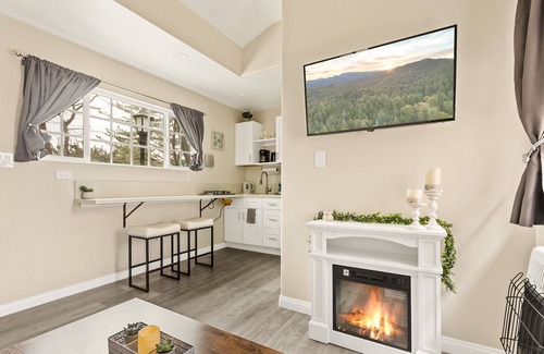 Twin Peaks Cabaña | RARE Candlelight Cottage - Cozy Private Modern Romantic