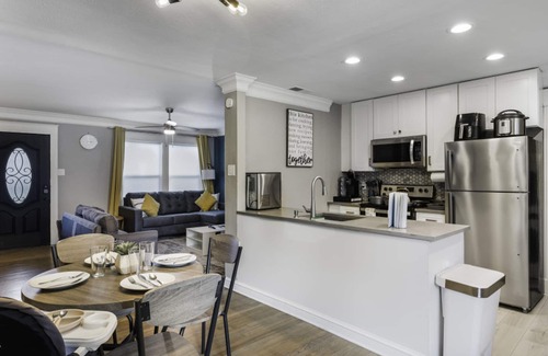 South Arlington Casa | Rare Exclusive Retreat Private Hot Tub King Bed