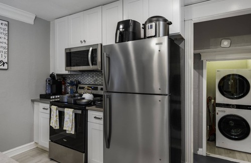 South Arlington Casa | Rare Exclusive Retreat Private Hot Tub King Bed