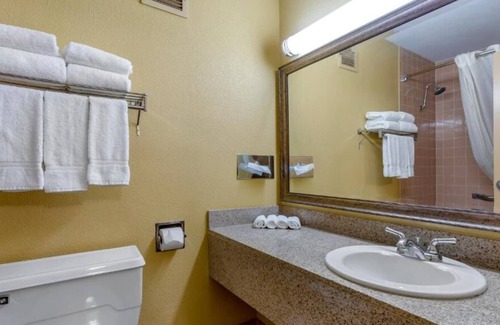 Roswell Casa | Rare Find! 4 Relaxing Units, Free Breakfast, Free Parking, Pet-friendly Property