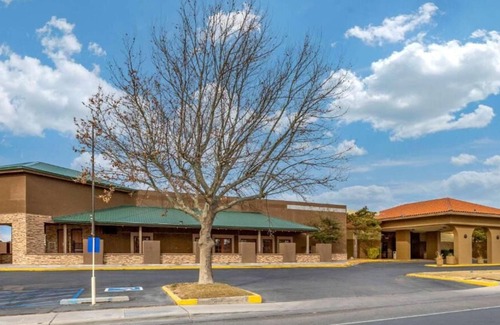 Roswell Casa | Rare Find! 4 Relaxing Units, Free Breakfast, Free Parking, Pet-friendly Property