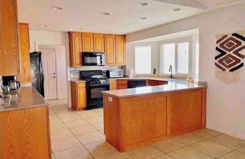 Apple Valley Casa | *RARE FIND* GREAT LOCATION*BREWSTER PARK*GAMEROOM*