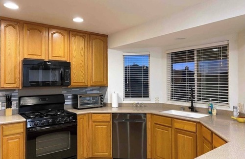 Apple Valley Casa | *RARE FIND* GREAT LOCATION*BREWSTER PARK*GAMEROOM*