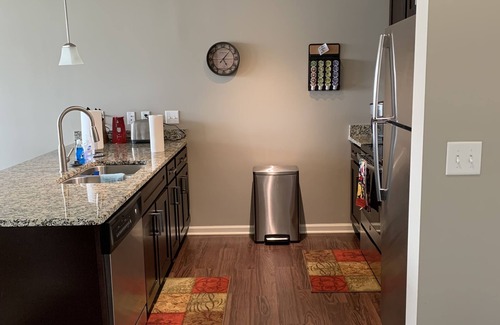 Overland Park Apartamento | Rare Find in Overland Park, Close to Everything!
