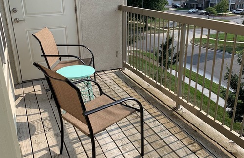 Overland Park Apartamento | Rare Find in Overland Park, Close to Everything!