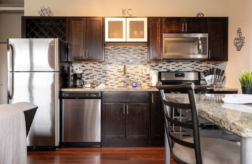 Country Club Plaza Area Apartamento | Rare Find KC Plaza Loft One Bedroom Pool/Gym