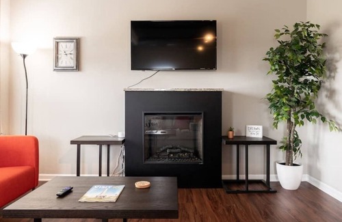 Country Club Plaza Area Apartamento | Rare Find KC Plaza Loft One Bedroom Pool/Gym