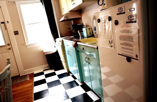 Deadwood Apartamento | Rare Hideaway on Main, Retro unit