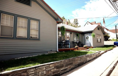 Deadwood Apartamento | Rare Hideaway on Main, Retro unit
