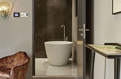 Barbican Apartamento | Rare, Luxurious Home in Private Courtyard