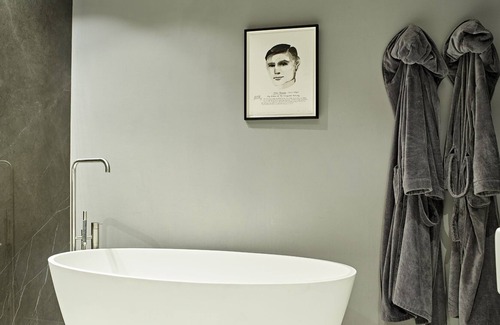 Barbican Apartamento | Rare, Luxurious Home in Private Courtyard
