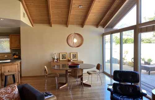 East San Roque Condominio | Condominio de techo de tejas rojas (una historia) cerca de la Misión de Santa Bárbara y el área de San Roque
