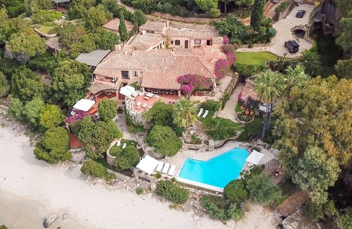 Torre delle Stelle Villa | Villa recluida, directo sobre una playa de arena fina, con agua cristalina, segura para los niños