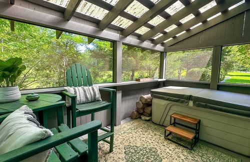 Sevierville Cabina | Cabina privada de 2 acres frente al río en las grandes montañas humeantes