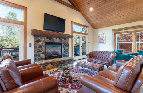 Oakhurst Casa | Rathore Von Liecthi Lodge with spaarcade roomplayground and more