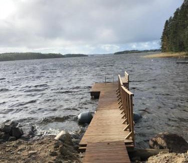 Vehmersalmi Chalet De Esquí | Rauhaa ja rantaa kaipaavalle mökki rannalla