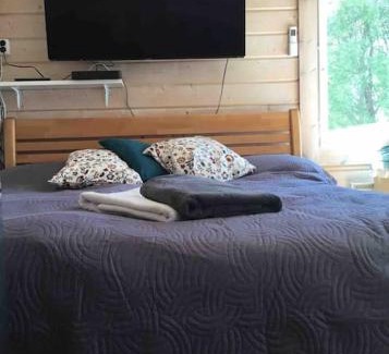 Vehmersalmi Chalet De Esquí | Rauhaa ja rantaa kaipaavalle mökki rannalla