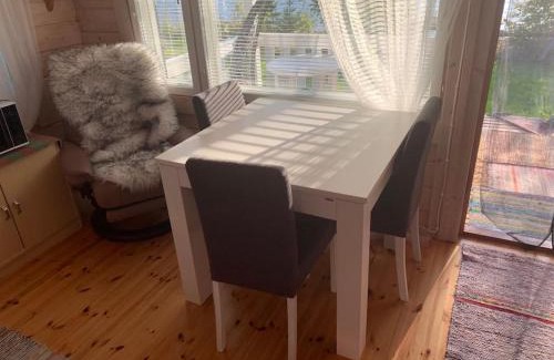 Vehmersalmi Chalet De Esquí | Rauhaa ja rantaa kaipaavalle mökki rannalla