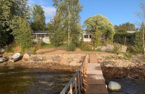 Vehmersalmi Chalet De Esquí | Rauhaa ja rantaa kaipaavalle mökki rannalla