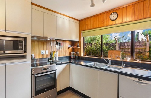 Raumati Beach Casa | Raumati Delight Walk to the beach, play area & village. Comfy, family feel home