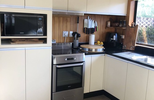 Raumati Beach Casa | Raumati Delight Walk to the beach, play area & village. Comfy, family feel home
