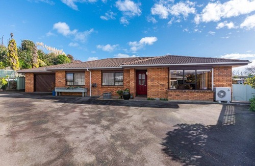 Raumati Beach Casa | Raumati Delight Walk to the beach, play area & village. Comfy, family feel home