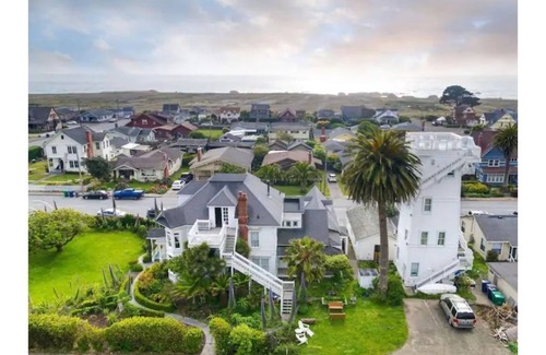Fort Bragg Apartamento | Raven Room - Historic Weller House Water Tower