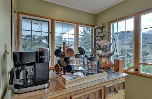 Cascade-Chipita Park Cabina | Raven's Nest - pet friendly, hot tub, enchanted