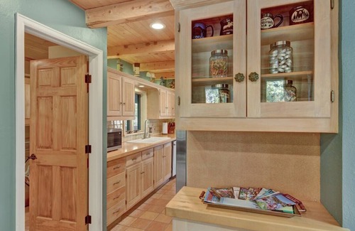 Cascade-Chipita Park Cabina | Raven's Nest - pet friendly, hot tub, enchanted
