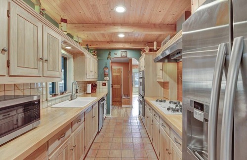 Cascade-Chipita Park Cabina | Raven's Nest - pet friendly, hot tub, enchanted