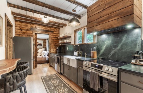 Island Park Cabina | Raven's Rest at Macks Inn | Hot Tub | 20 MI to YNP