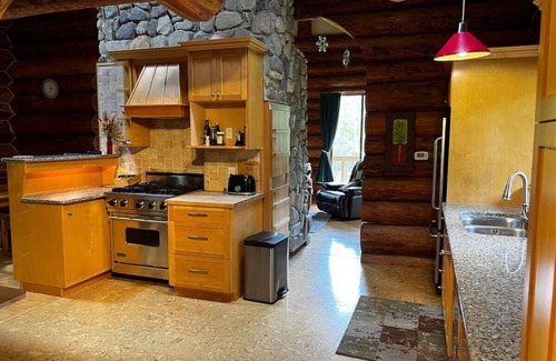 Golden Cabina | Raven's Roost - Rural Cabin Minutes from Golden