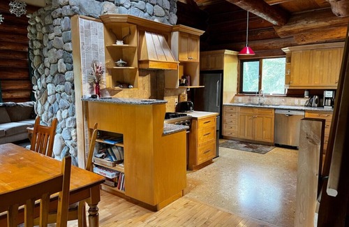 Golden Cabina | Raven's Roost - Rural Cabin Minutes from Golden