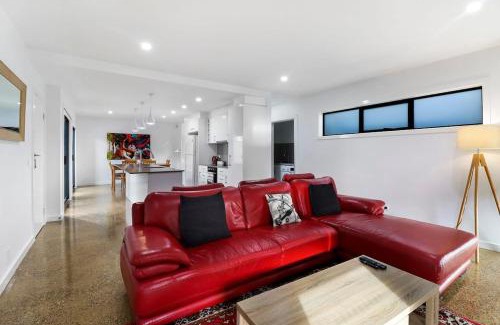 Geelong West Casa | Raven West House I Corporate or Holiday