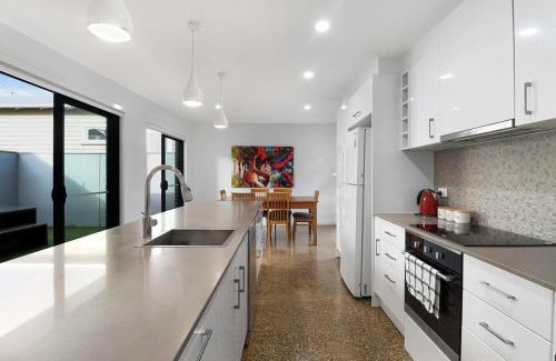 Geelong West Casa | Raven West House I Corporate or Holiday