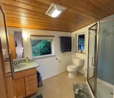 Jacoby Creek Apartamento | Ravens Nest Tranquil Forest Suite 5 min to Downtown Arcata with Stunning Redwood Views